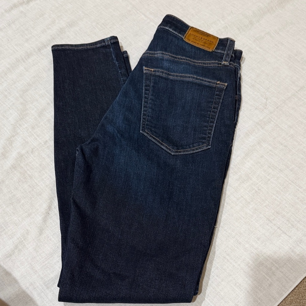 Lucky Brand  Bella Skinny Jeans size 2/26 , 
inseam 28”, front rise 11”